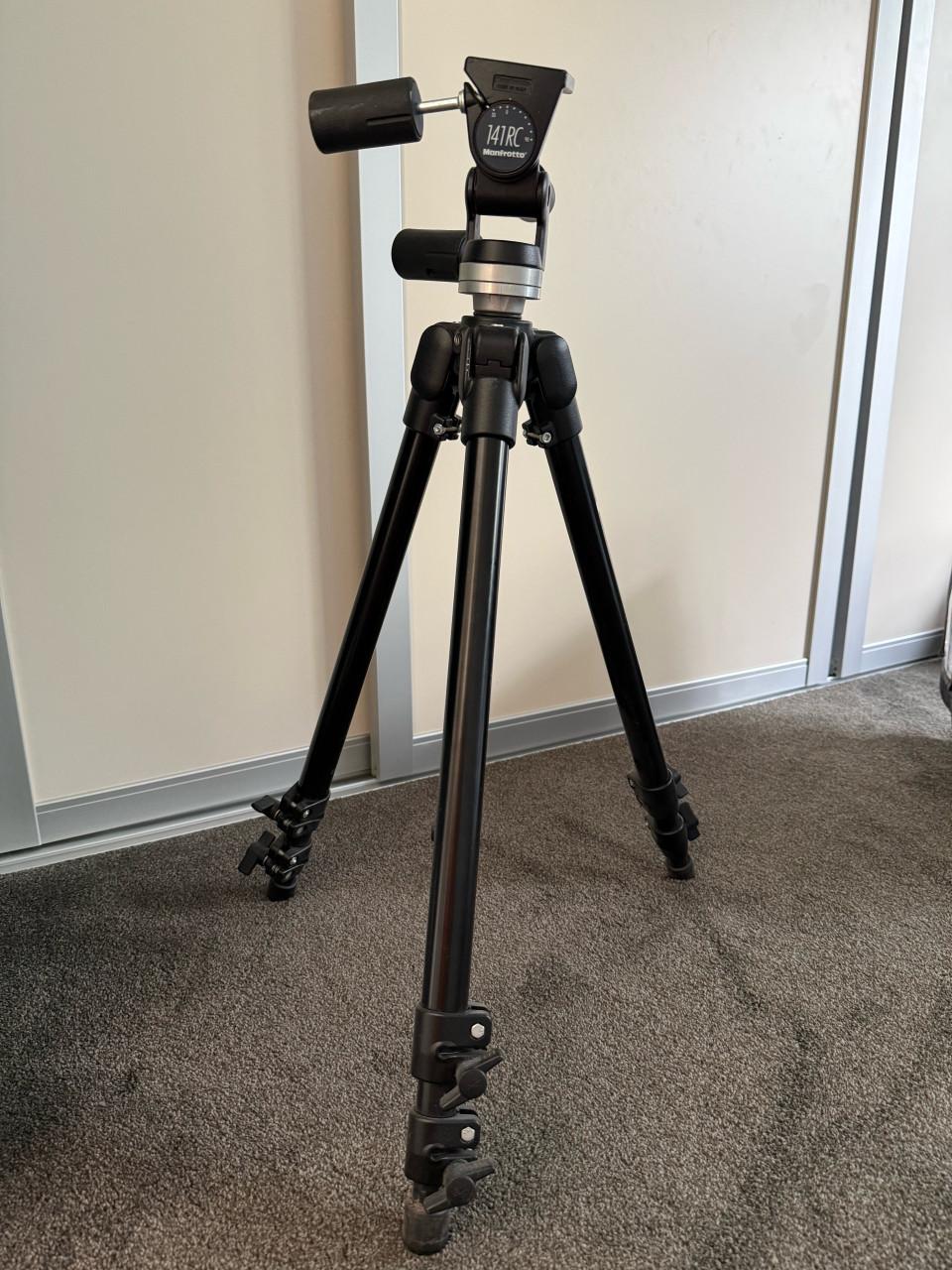 Manfrotto 144B statief met 141RC balhoofd