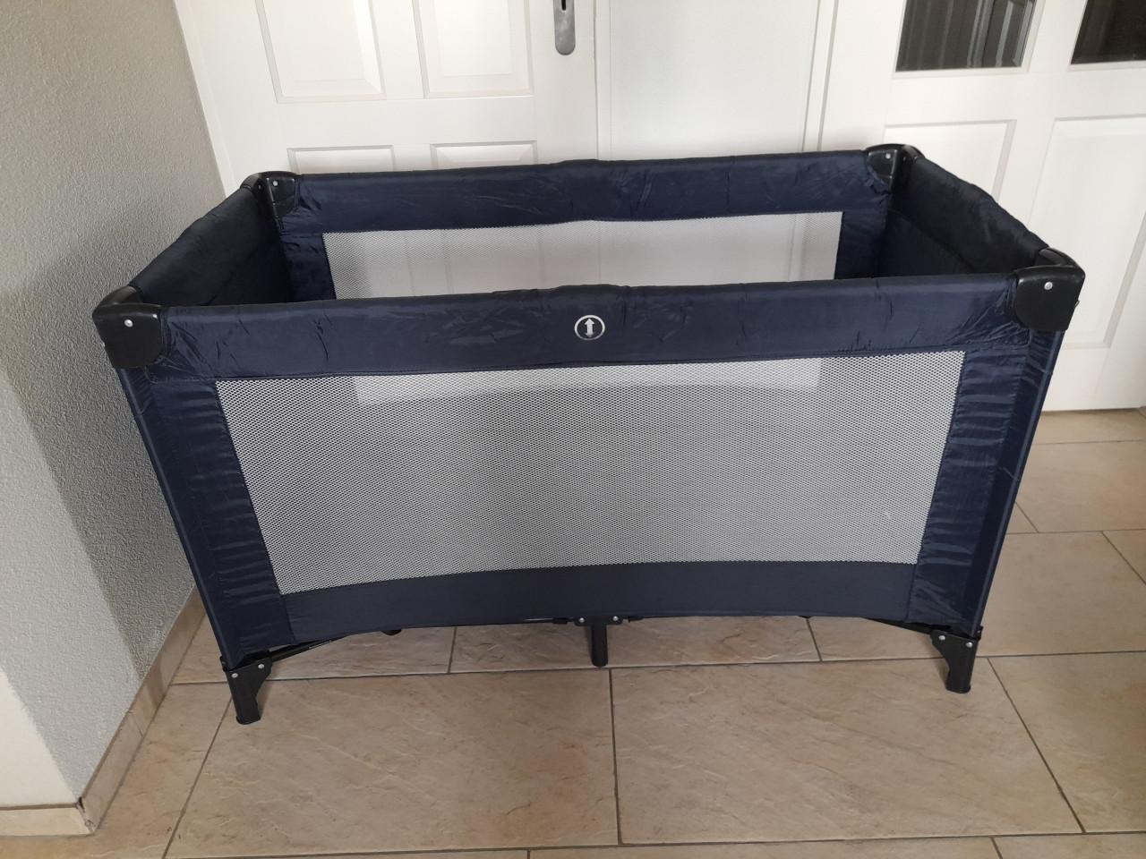 Campingbedje met eventueel extra wit matras (in goede staat )