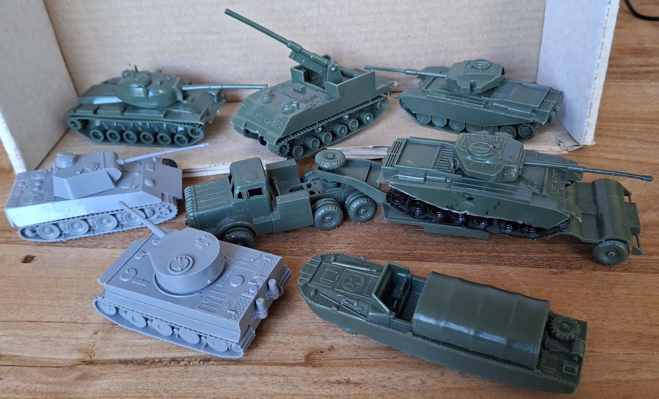 Airfix plastic tanks, legervoertuigen en soldaatjes