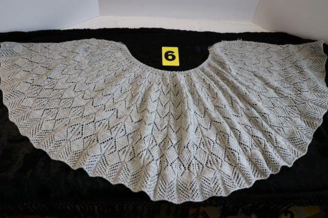 Walcherse kleding te koop. Gehaakt wit katoenen halsdoekje  (1) Bovenkant: