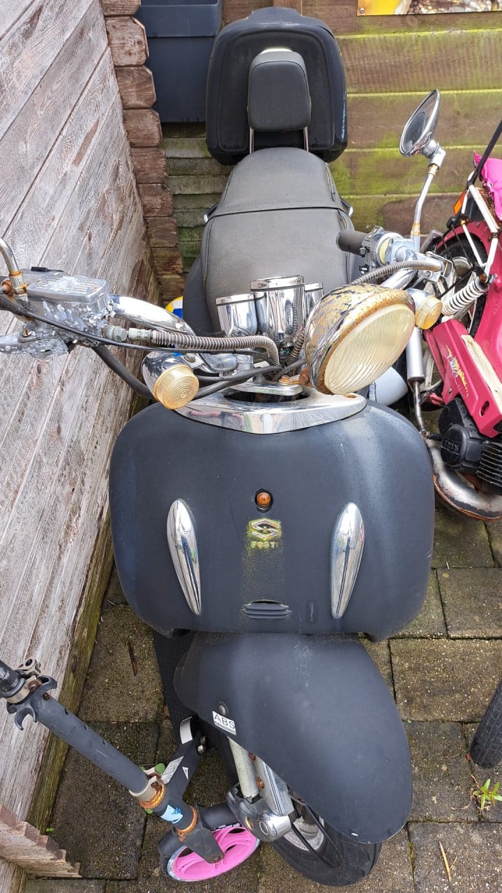 Scooter Fosti,loopt nog goed maar ziet er niet meer netjes uit