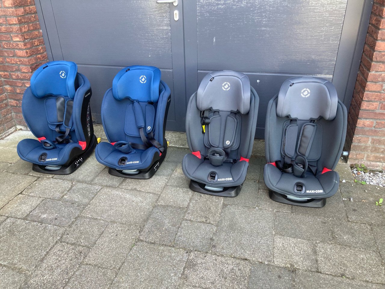 Autostoel: Maxi Cosi Titan zwart/grijs en blauw (4x)
