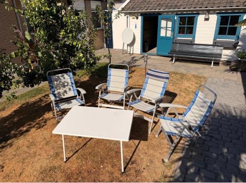 Campingtafel en 4 stoelen merk DUKDALF
