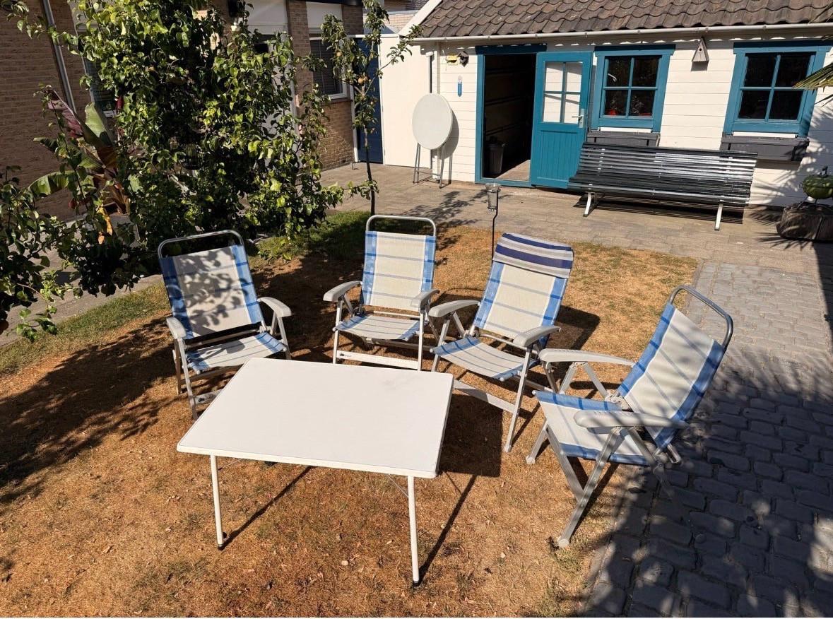 Campingtafel en 4 stoelen merk DUKDALF