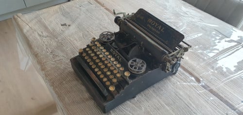 Een zeldzame Royal 1, flatbet typemachine, typewriter