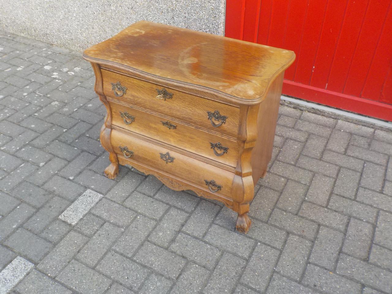 Buikkastje  aan de bovenblad wat kaal voor de rest in goede staat