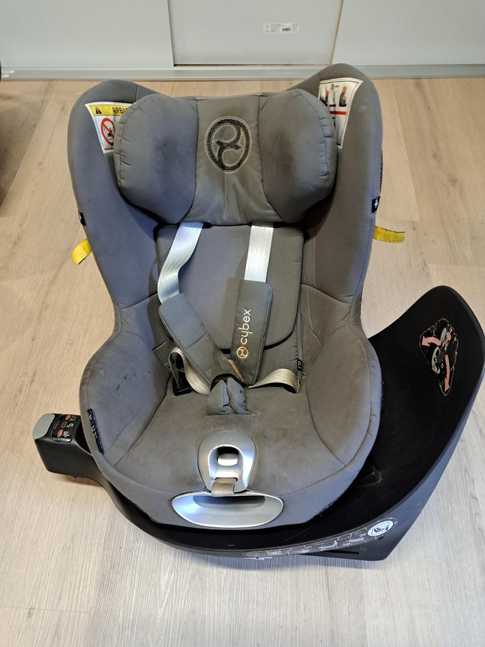 Draaibare CYBEX Sirona Z stoel met bijbehorende ISOFIX base