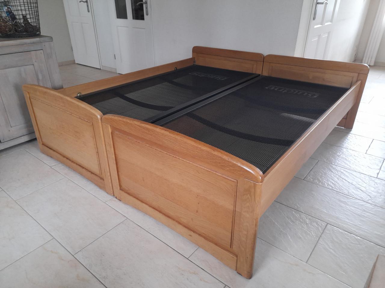 2 x 1 persoons bed 90 x 200 (maakt 2 p bed) met Auping spiralen ( i.g.st.)