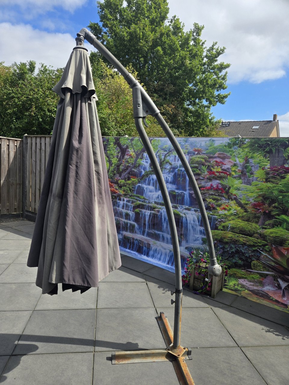 Zweefparasol met poot. Doorsnee 3 meter. .