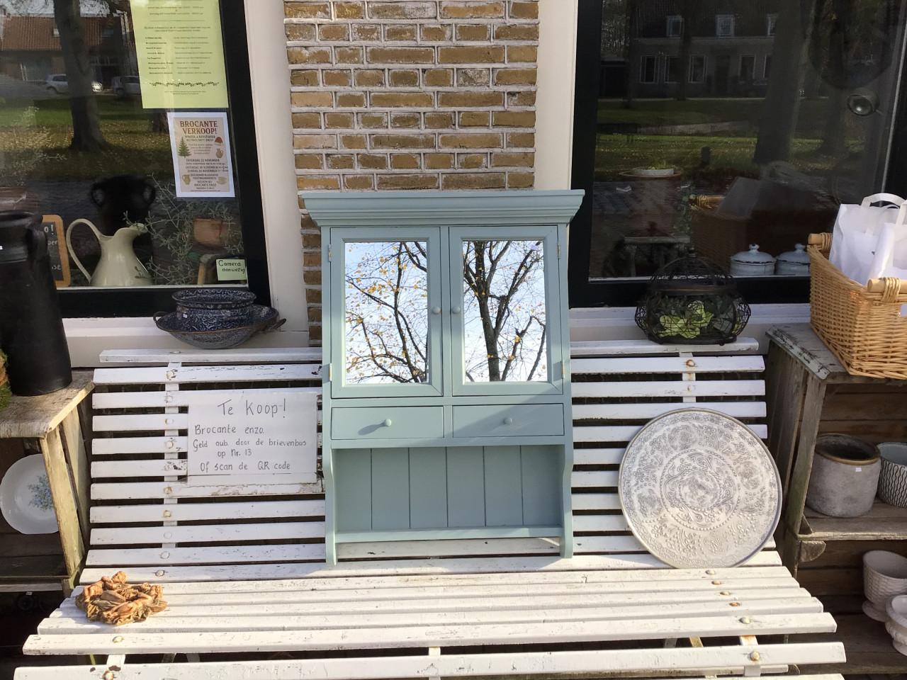 Brocant kastje met spiegels, om op te hangen