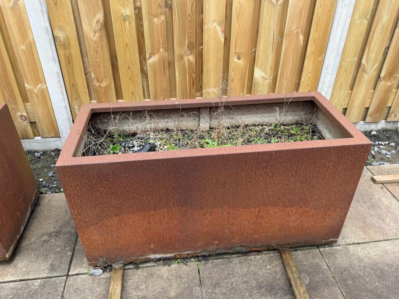 Te koop t.e.a.b 2 bloembakken van cortenstaal