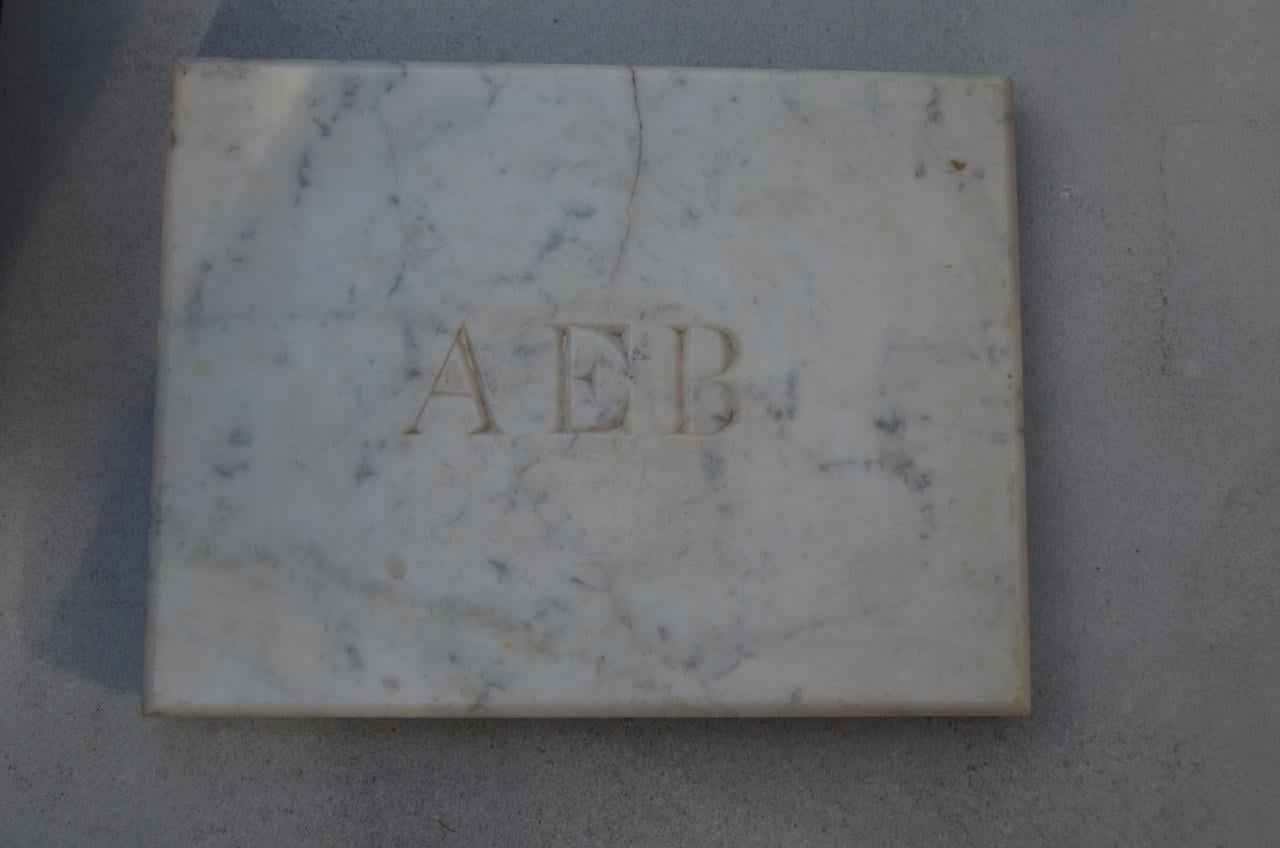 Houten en marmeren stoof met eigendomskenmerk AEB