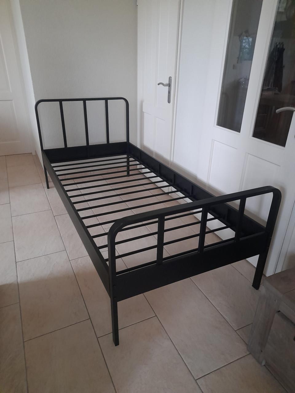 Zwart metalen 1 persoon bed 90 x 200 (z.g.a.n.)