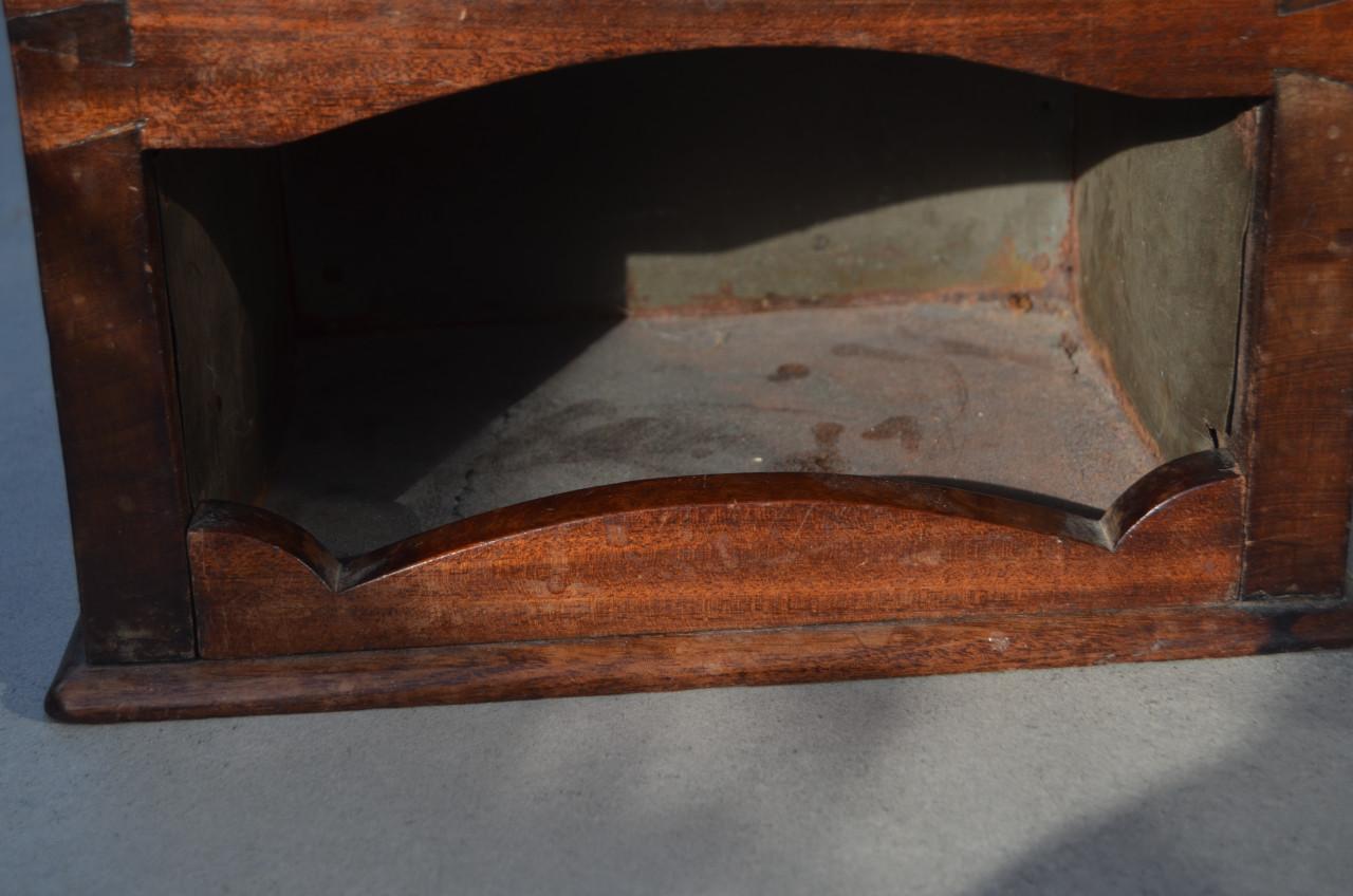 Houten en marmeren stoof met eigendomskenmerk AEB