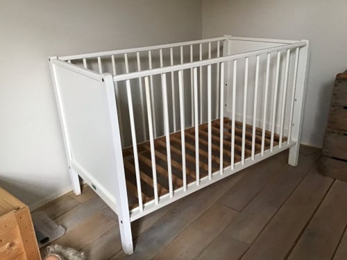 Kinderledikantje met verstelbare bodem