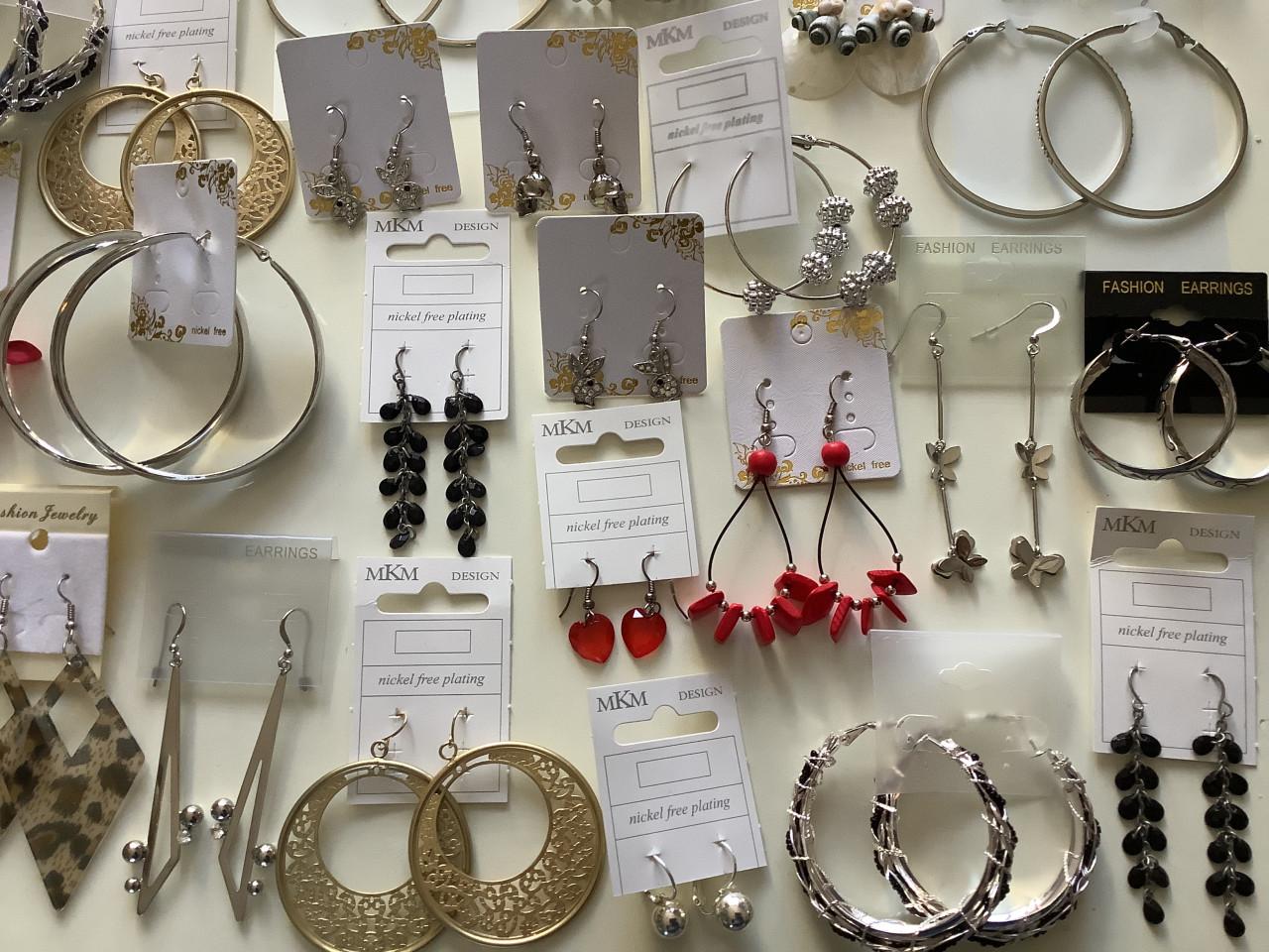 Partij prachtige oorbellen.  ( partij 43)