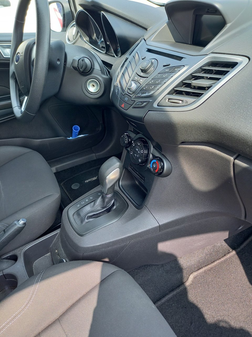 Wegens verhuizing overcompleet geworden ford Fiesta autom. 58400 km