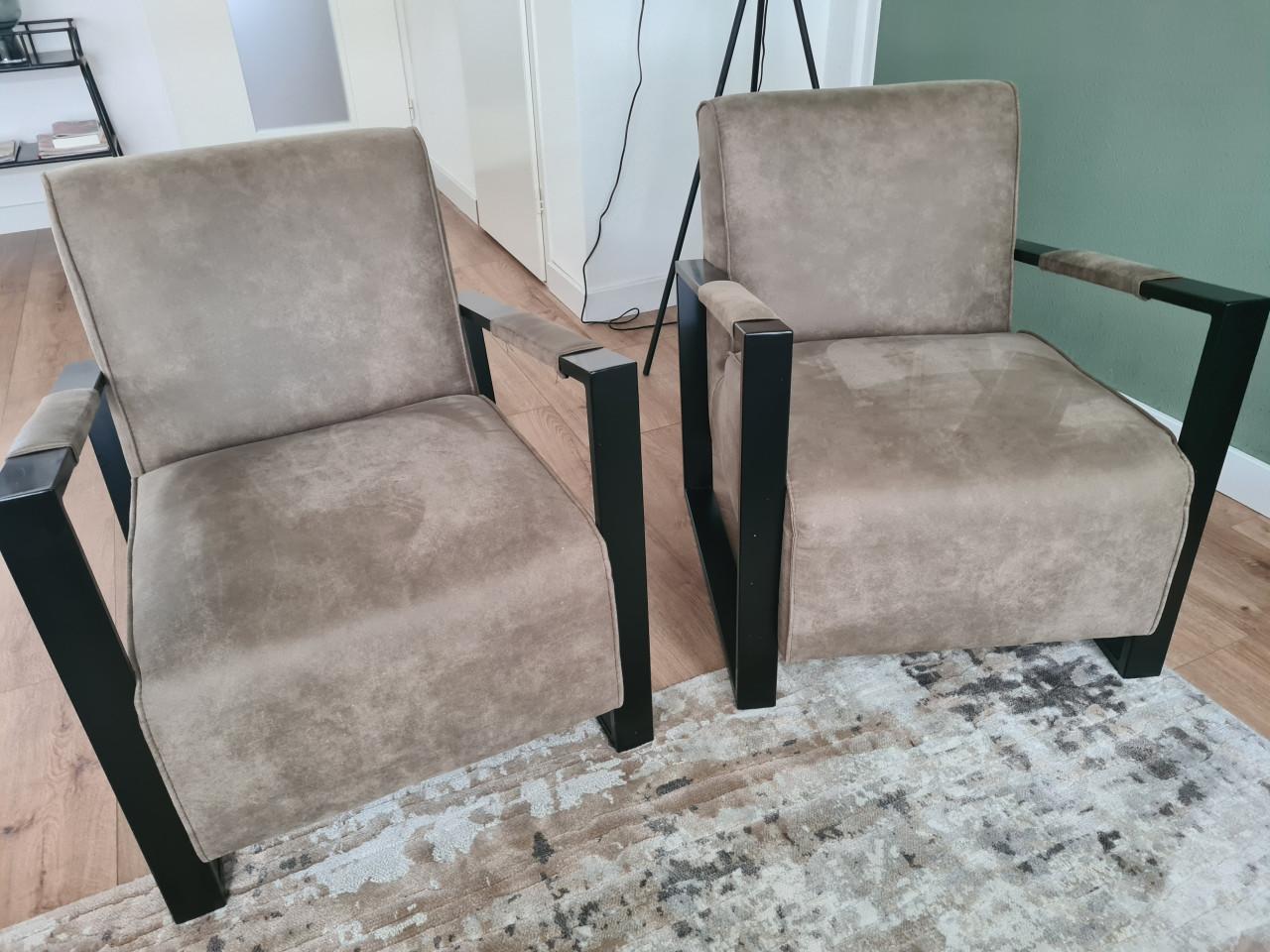 2 Taupe kleurige fauteuils