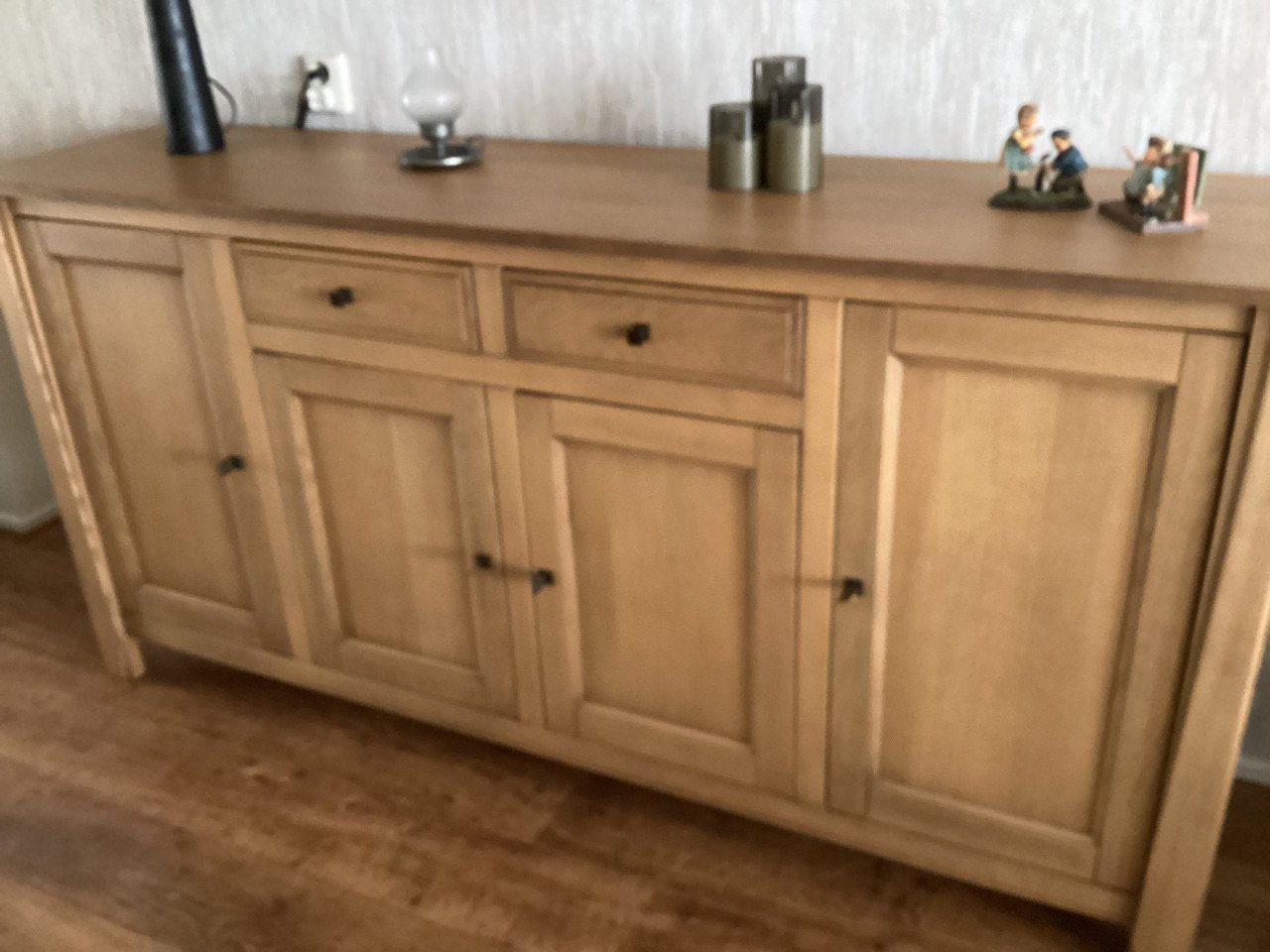 Mooi eiken dressoir, bijpassend tv kastje, lederen bankstel en salontafel