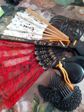 Spaanse waaiers,castanettes en haar kammen