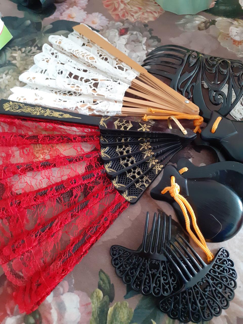 Spaanse waaiers,castanettes en haar kammen