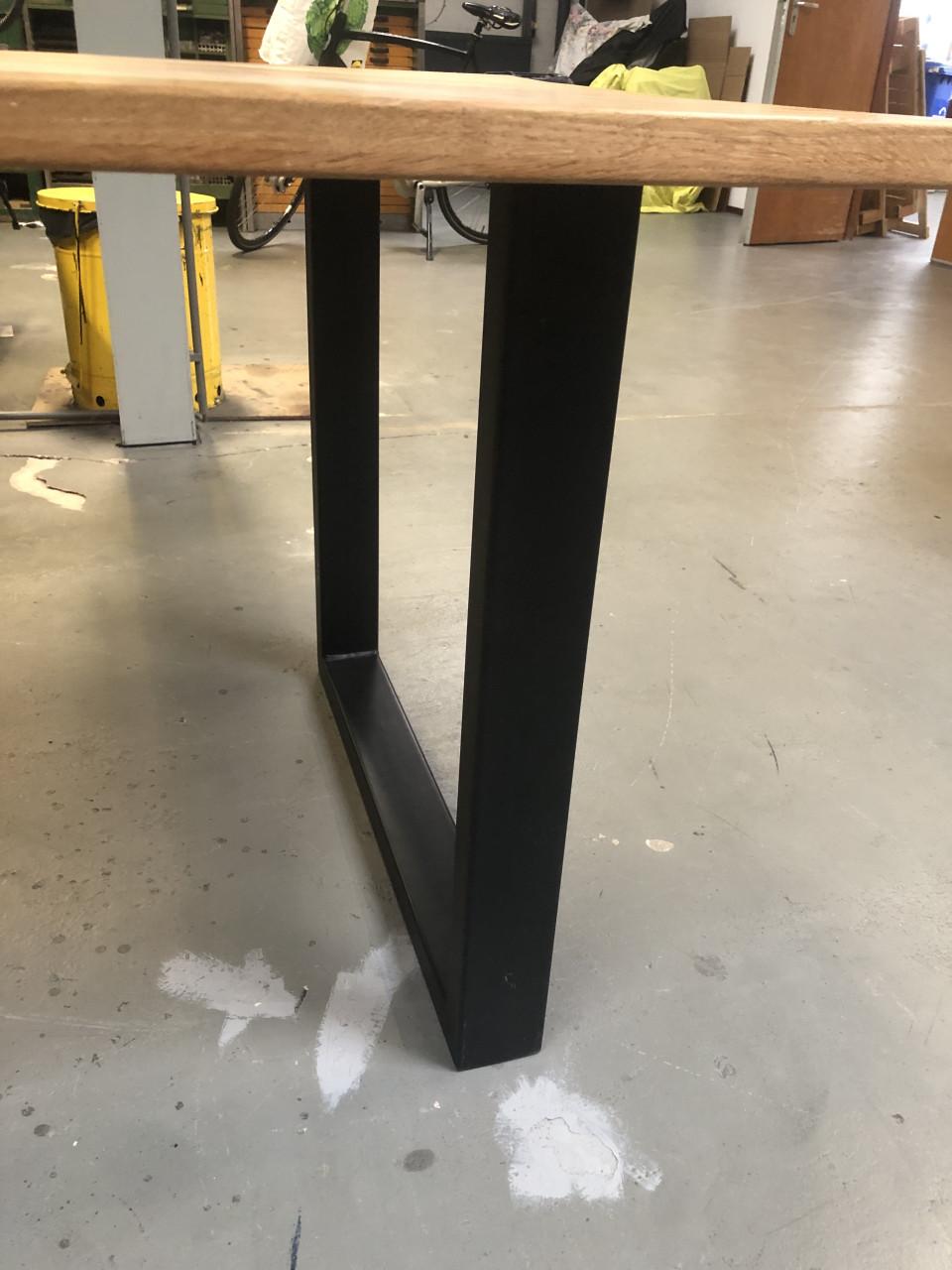 Eettafel hout met zwarte stalen poten