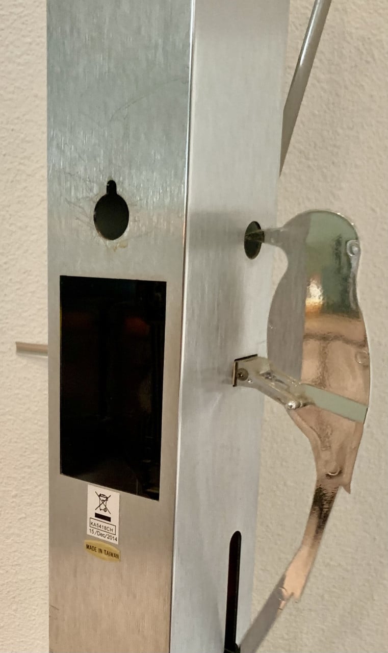 Prachtige wandklok met bewegende specht aan zijkant.