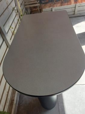 Prachtige tafel, geschikt als bureau; in nieuwstaat.