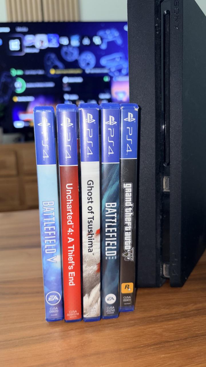 PlayStation 4 Slim + 2 Controllers