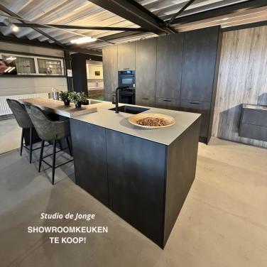 Luxe showroomkeuken met kookeiland en bar – showroommodel