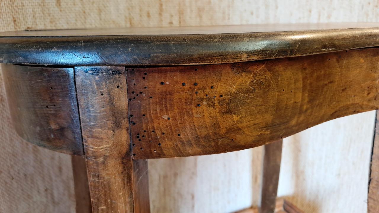 Bijzonder antiek bijzet tafeltje met een verstopt bidetje.