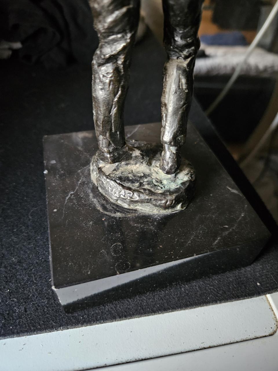 Prachtig bronzen beeldje van golfspeler op marmeren sokkel