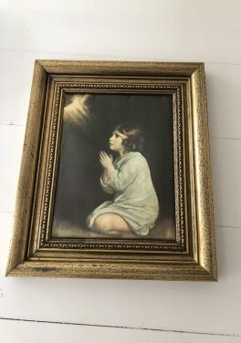 Mooie prent van biddend meisje op doek in vergulde houten lijst