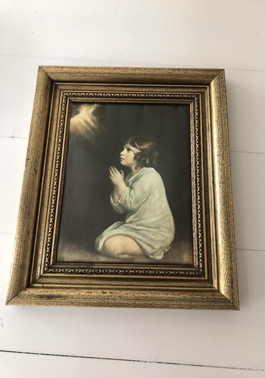 Mooie prent van biddend meisje op doek in vergulde houten lijst