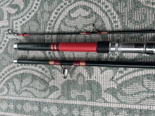 Te koop twee maal wat oudere zeehengels in goede staat