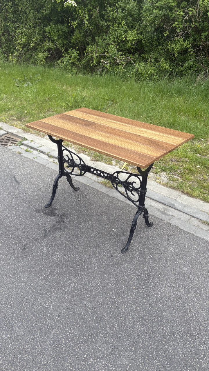 Tuintafel met gietijzeren onderstel