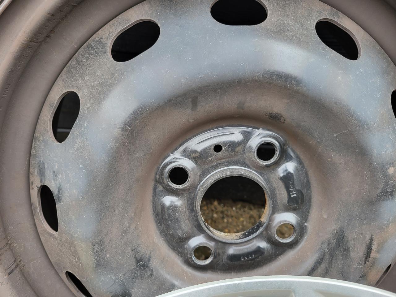 Stalenvelgen met winterbanden en wieldoppen