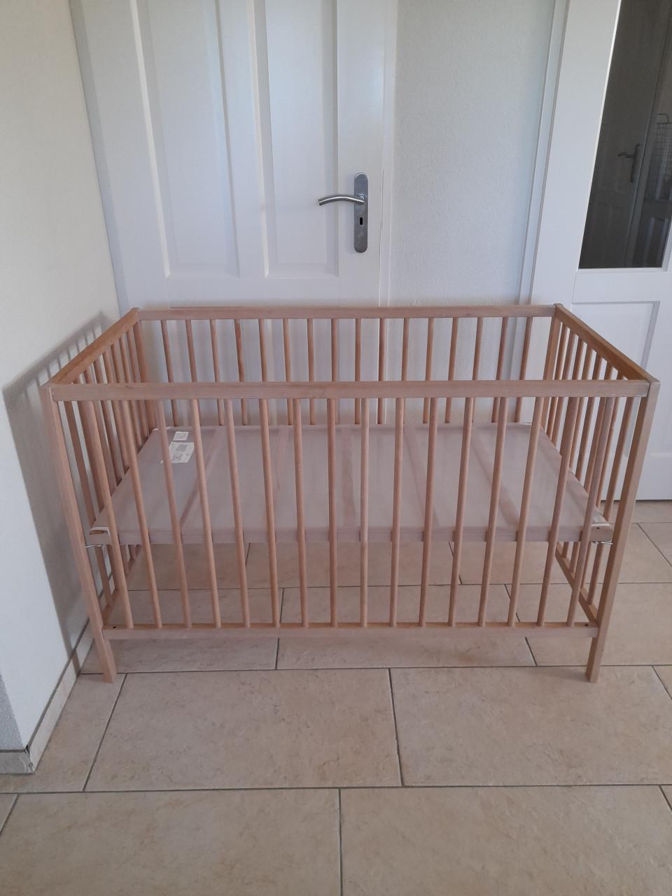 Blank houten Ledikantje (in goede staat )