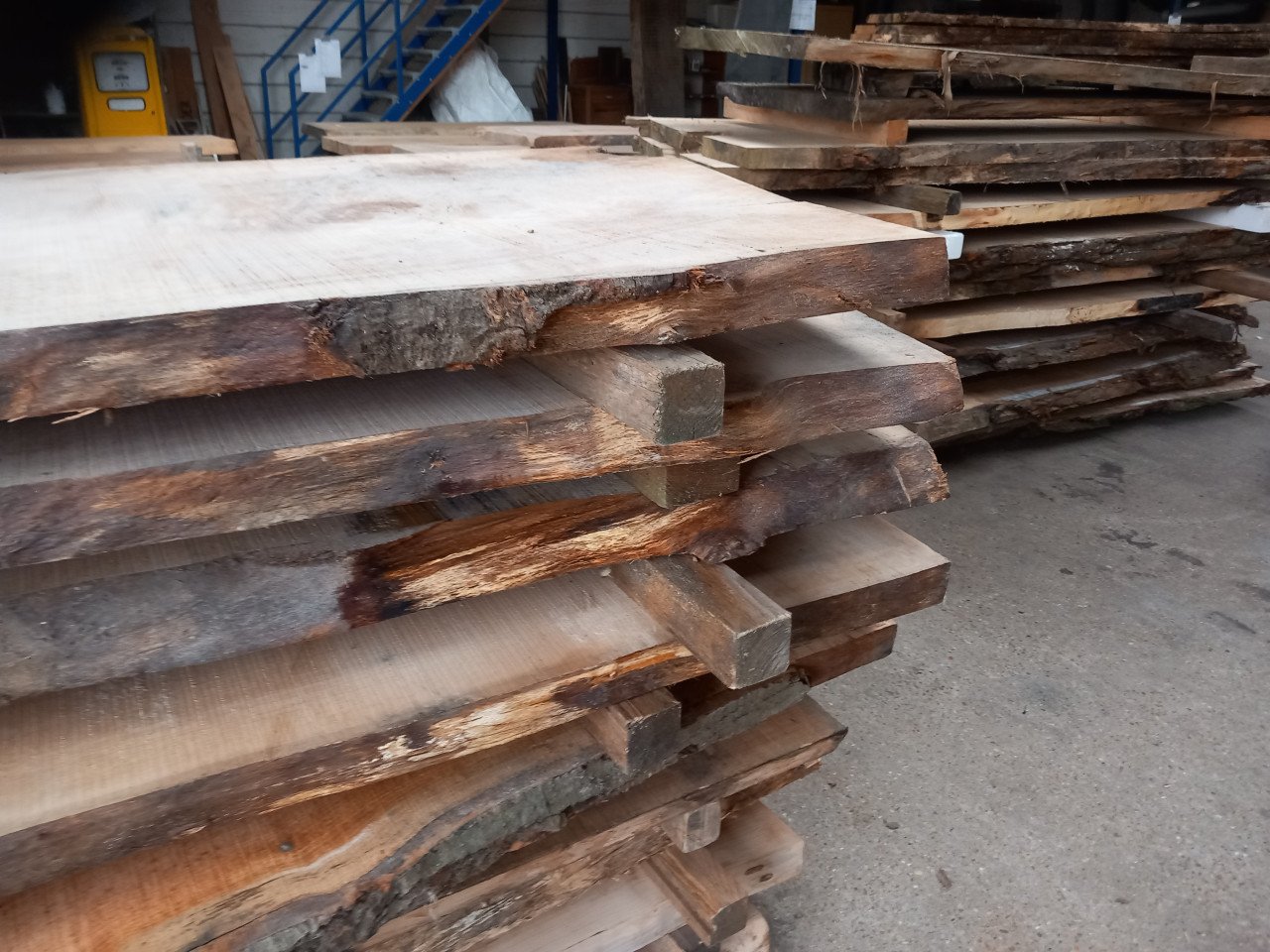 Boomstamtafels tafelbladen wandplanken salontafel bartafel in boomstamvorm