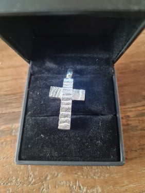 Sterling zilver 925 kruis hanger met reliëf.