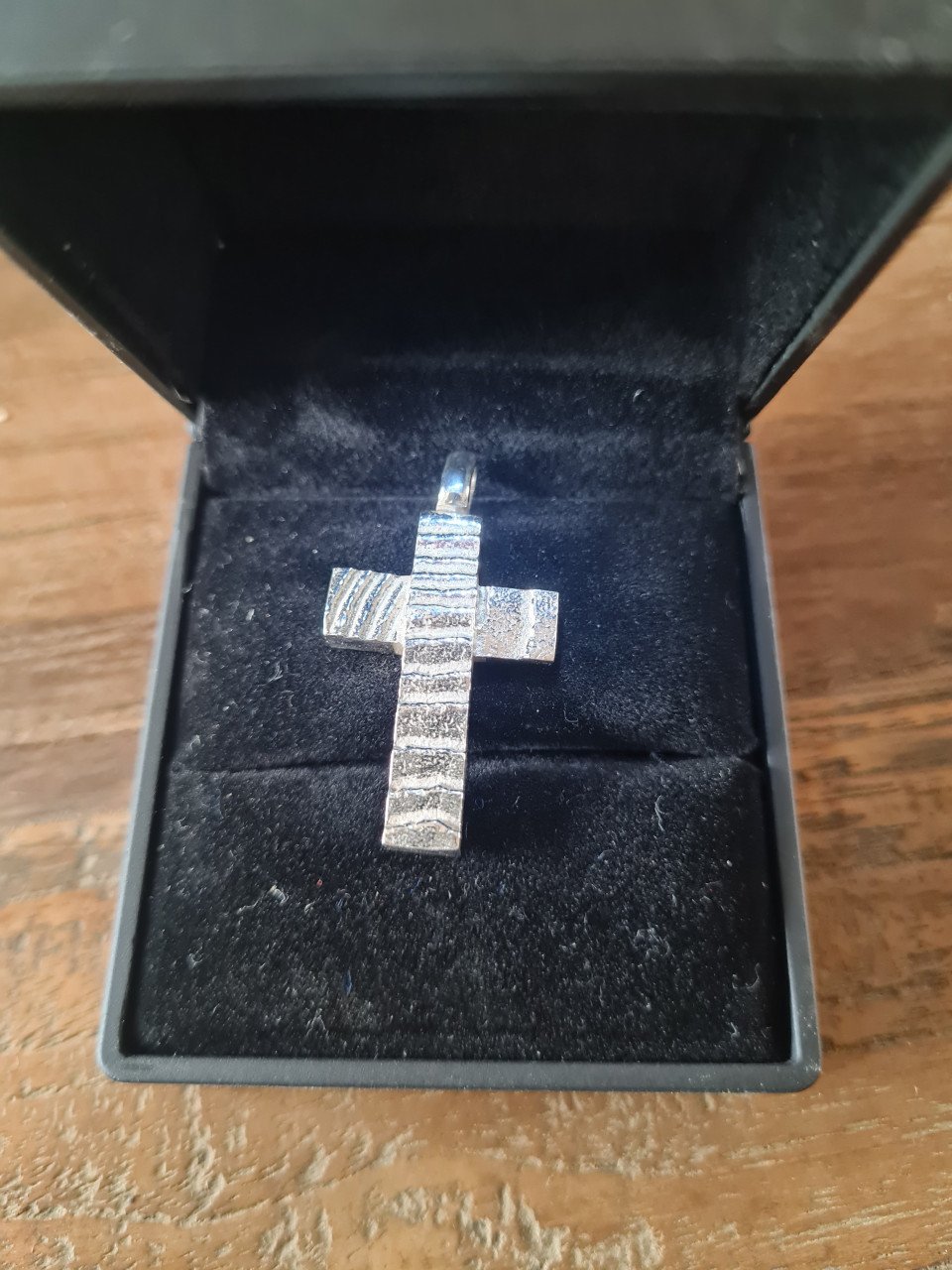 Sterling zilver 925 kruis hanger met reliëf.