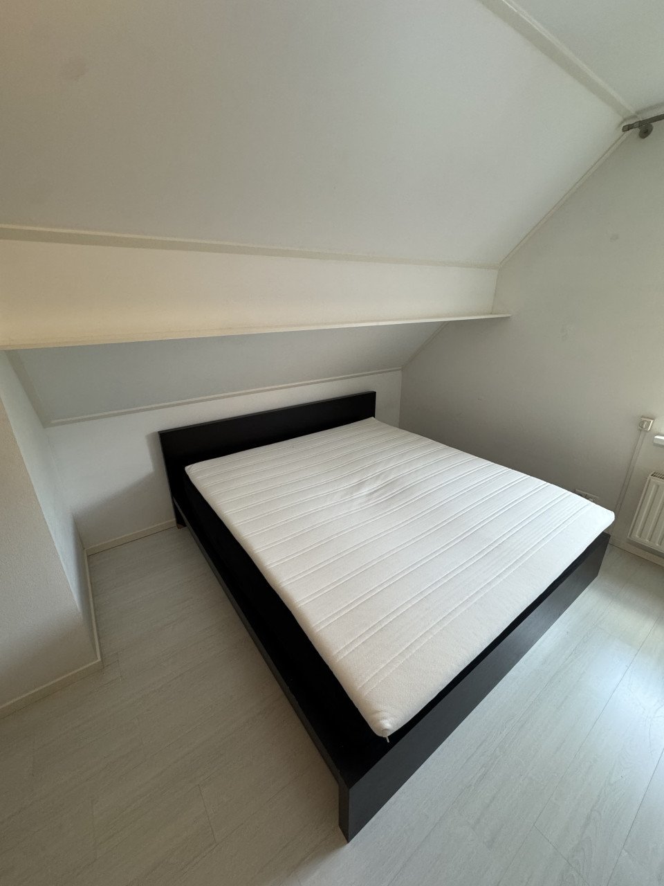 Zwart tweepersoonsbed
