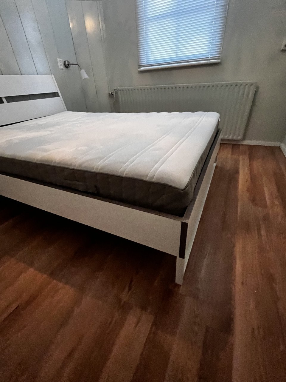 Tweepersoonsbed, compleet met lattenbodems.