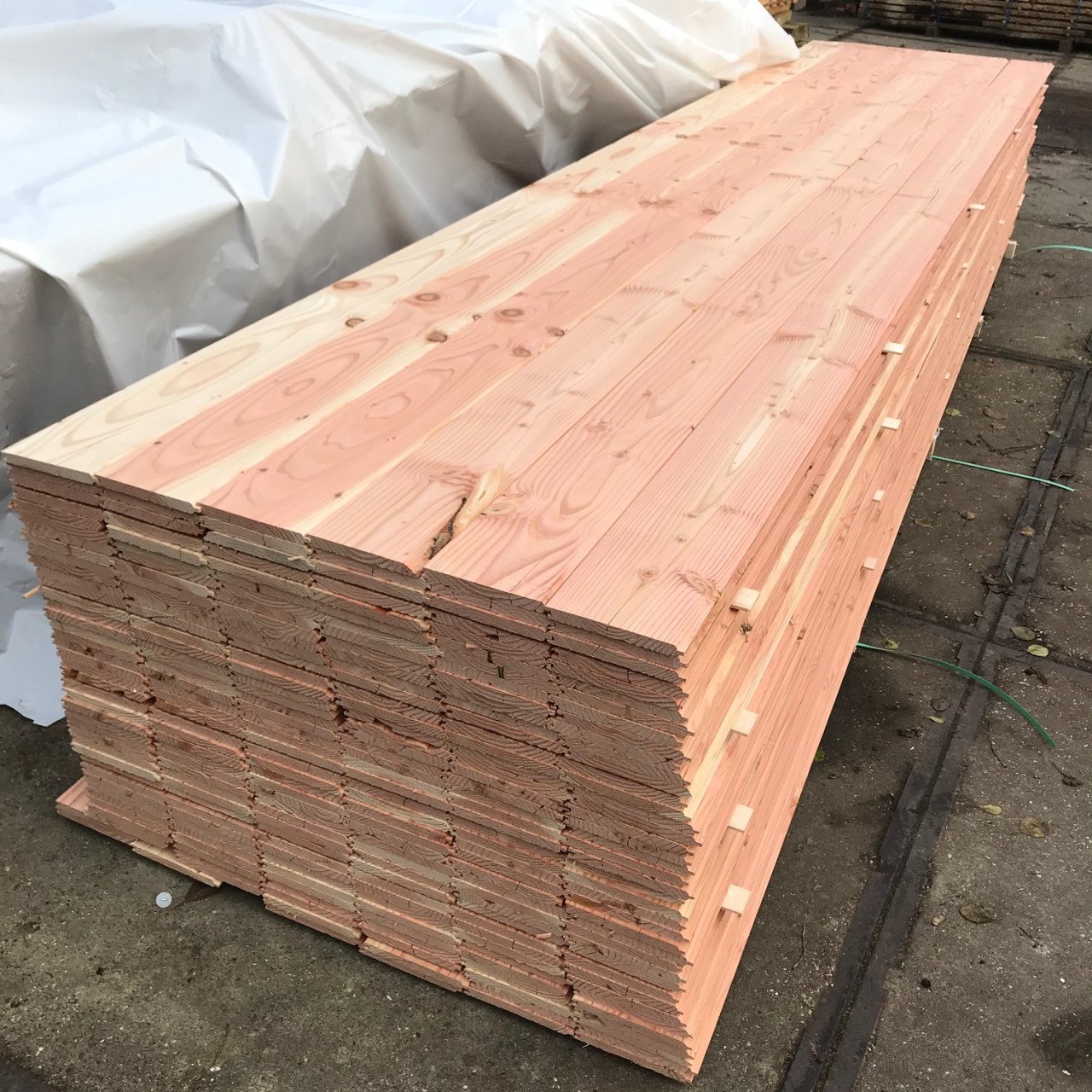 UITVERKOOP Douglas dakbeschot 18 cm werkende breedte.