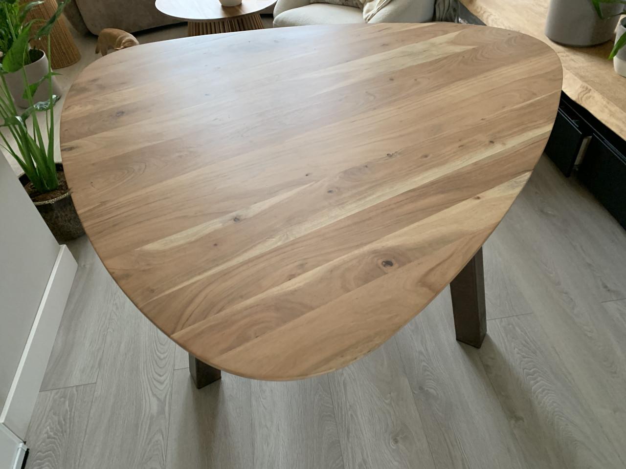 Driehoek eettafel 135 cm hoog 76 cm,