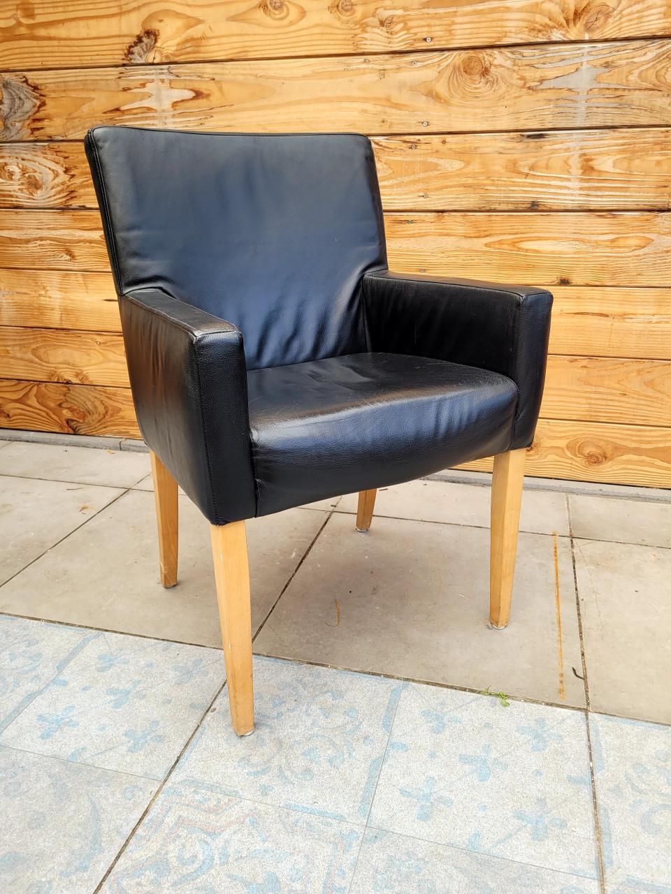 Robuuste eettafel met 6 leren stoelen