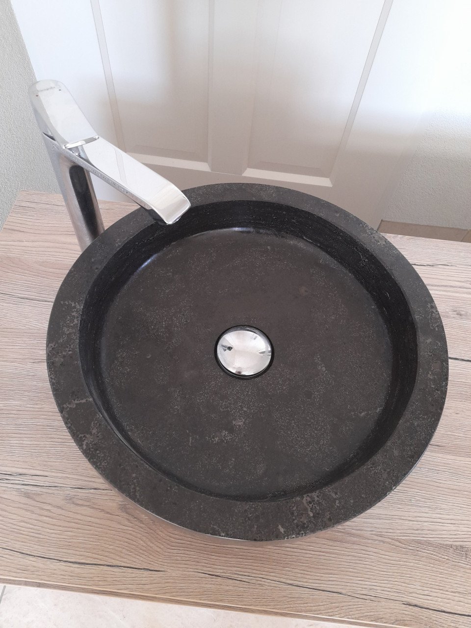 Badkamer meubel met waskom en kraan ( in goede nette  staat )
