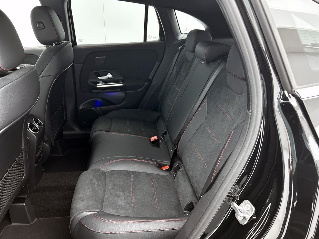 Mercedes-Benz Gla-klasse 180 business solution amg | trekhaak | parkeerpakk