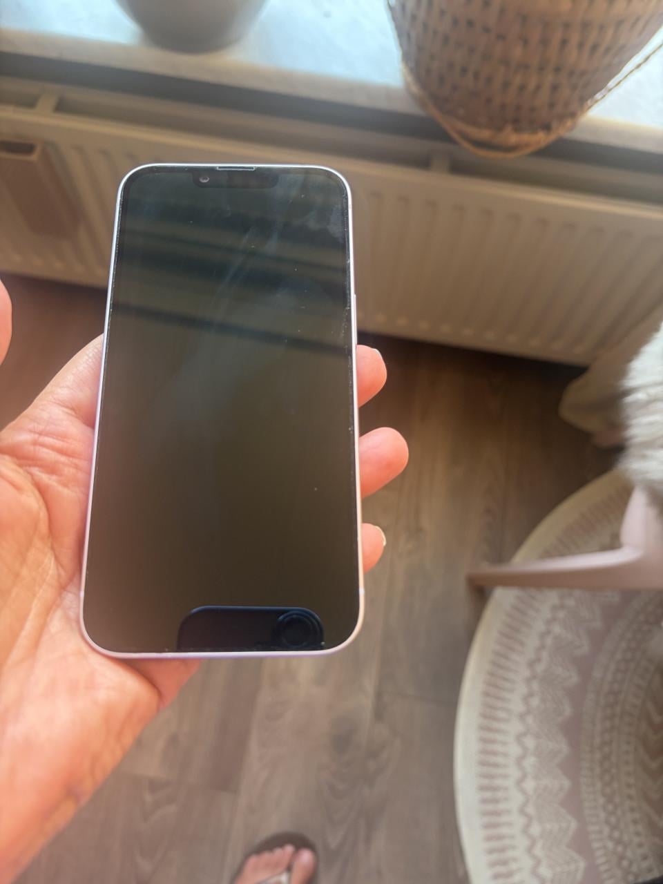 IPhone 14 lila