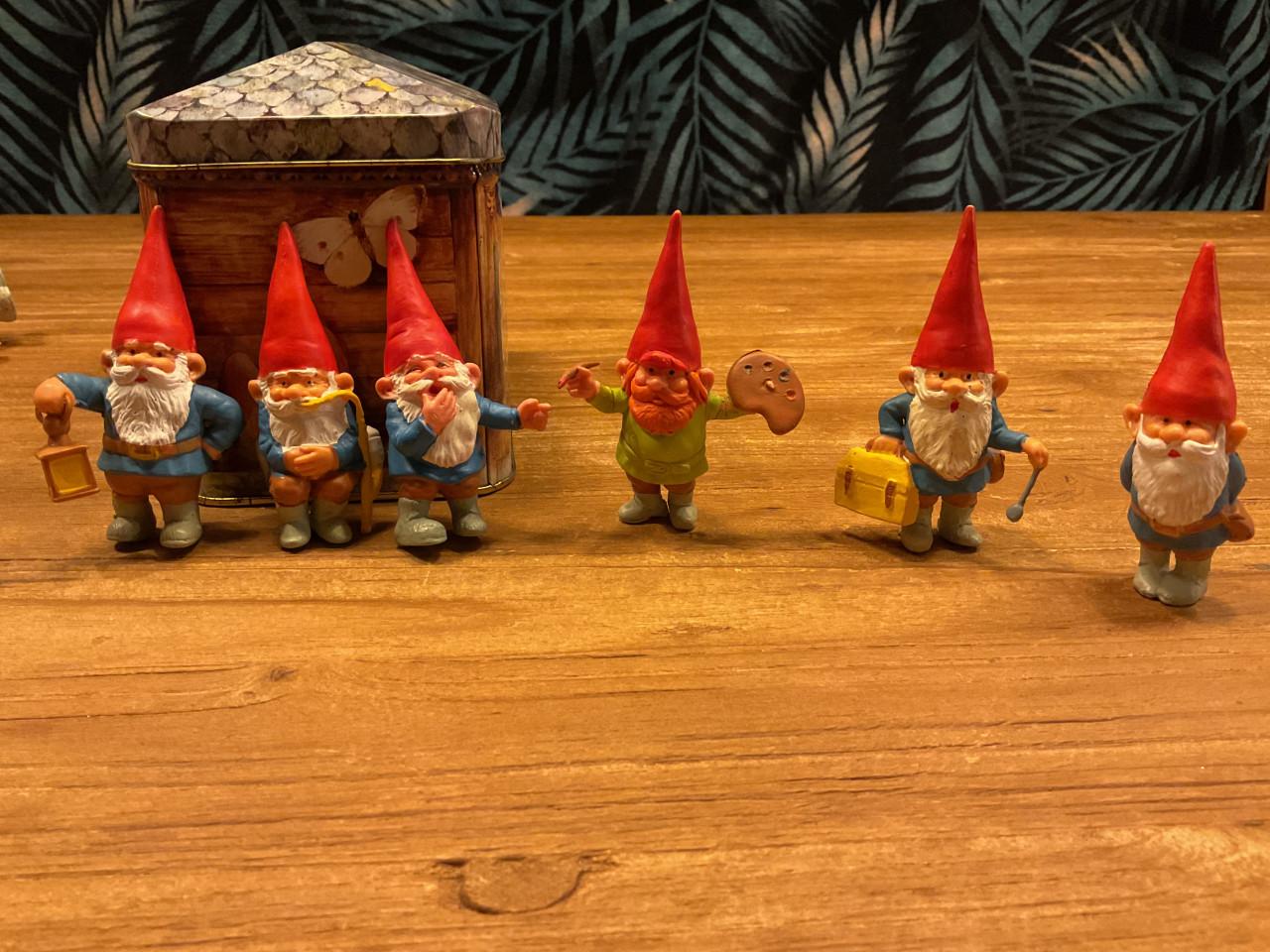 55 David de kabouter en Lisa  poppetjes  Poortvliet en blikken trommeltje